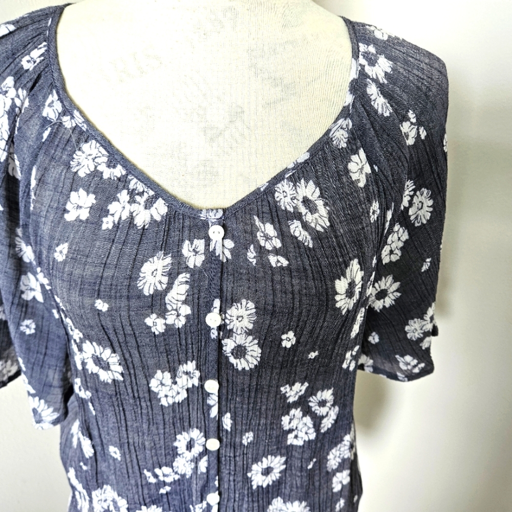 🌼Floral gray/ white bohemian blouse short sleeves size small 🌼 - Picture 4 of 7